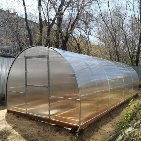 Теплица Сибирская Усиленная 8 метров с поликарбонатом | Мой-Дом27 | Каркас изготовлен из оцинкованной замкнутой трубы 20*20 мм.<br>
 Ширина - 3 метра. Высота - 2,1 метра. Длина 8 метров. <br>
 Выдерживаемая снеговая нагрузка - 100 кг/м2. Выдерживаемая ветровая нагрузка - до 15 м/с.<br>
 Расстояние между дугами 1 метр. <b>Толщина металла дуг 1,2 мм</b>. Ширина двери 0,96 метра.<br>